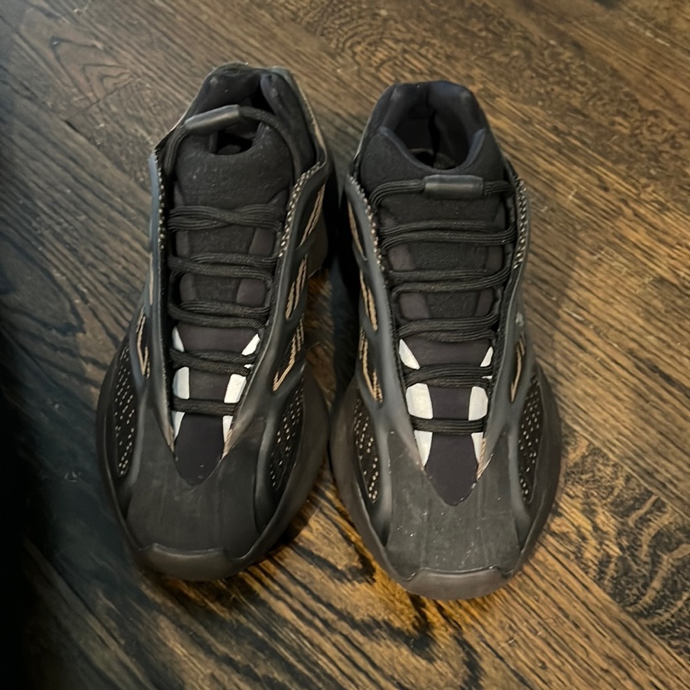 Worn once Yeezy size 6 men or 7 women